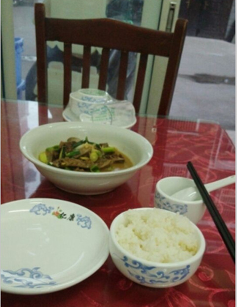 一個(gè)人，一碗飯菜，一頂情侶棒球帽子