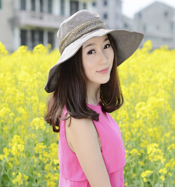 抓住秋天的尾巴，女人趕緊戴大沿遮陽(yáng)帽來(lái)臭美