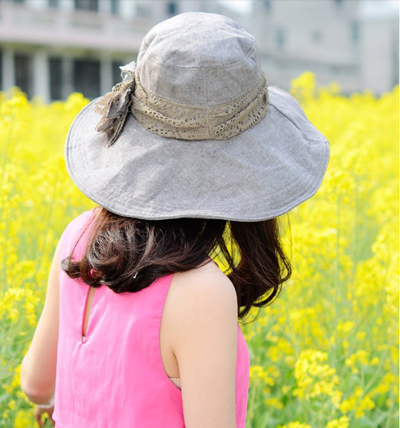 抓住秋天的尾巴，女人趕緊戴大沿遮陽(yáng)帽來(lái)臭美