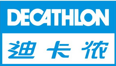 迪卡儂客戶(hù)與帽子廠員工交談